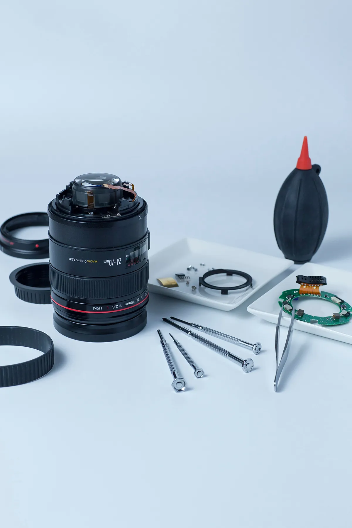  メーカー認定を受けたスペシャリストが、
お客様の大切な機材を迅速かつ丁寧に修理・メンテナンスいたします