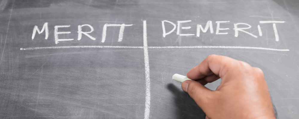 メリットとデメリットを比較する天秤のイラスト